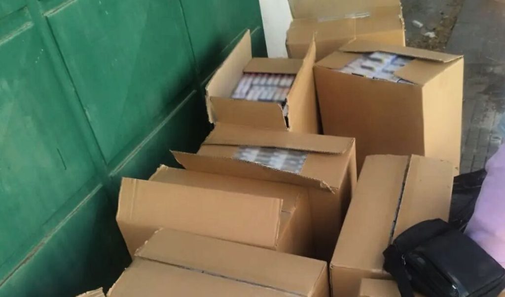 Χειροπέδες σε αλλοδαπό στη Νίκαια: Είχε στήσει εμπόριο λαθραίων τσιγάρων – Κατασχέθηκαν 3.994 καπνικά προϊόντα