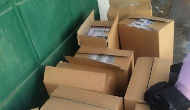 Χειροπέδες σε αλλοδαπό στη Νίκαια: Είχε στήσει εμπόριο λαθραίων τσιγάρων – Κατασχέθηκαν 3.994 καπνικά προϊόντα