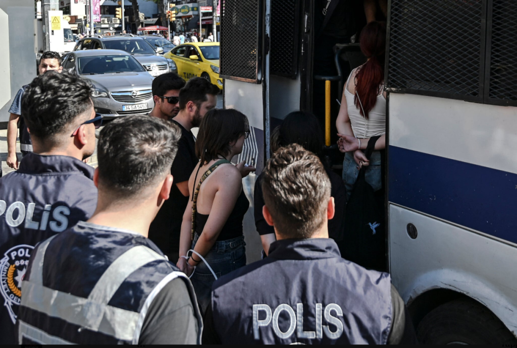 Τεράστια επιχείρηση στην Τουρκία: Έφοδος των Αρχών σε γκέι μπαρ, στέκια και σπίτια της LGBT – Δείτε βίντεο