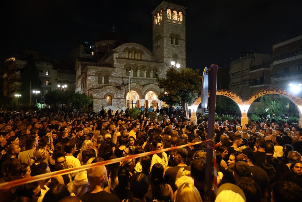 Η Νίκαια ξενύχτησε για τον Γ.Μαζωνάκη: Τρεις γενιές τραγούδησαν μαζί στην τελευταία του επιστροφή στη γειτονιά του