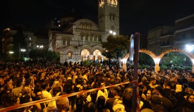 Η Νίκαια ξενύχτησε για τον Γ.Μαζωνάκη: Τρεις γενιές τραγούδησαν μαζί στην τελευταία του επιστροφή στη γειτονιά του