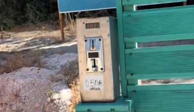 Θάσος: Έβαλαν «κουμπαρά» στη ντουζιέρα της παραλίας – Τι ποσό πρέπει να «ρίξεις» για να τρέξει το νερό