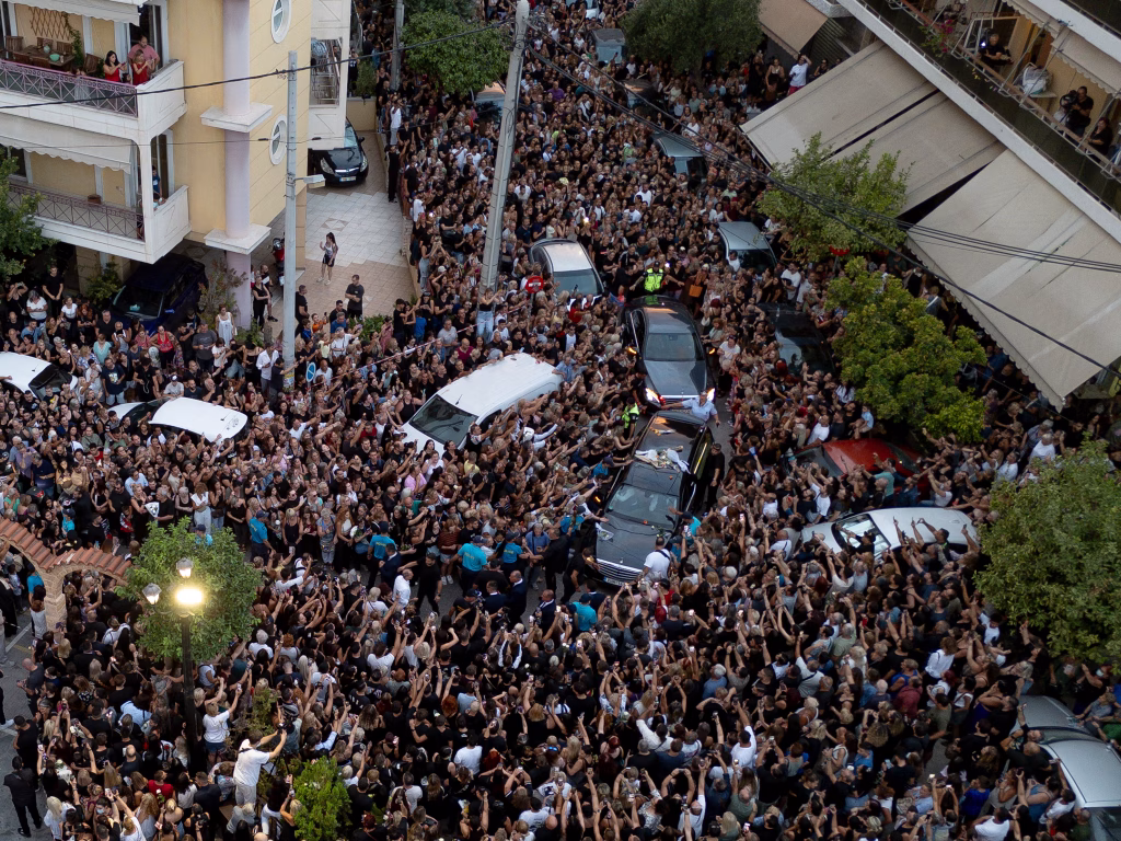 Κηδεία Γ.Μαζωνάκη: Άνδρας λιποθύμησε μέσα στο πλήθος – Τον μετέφεραν στα χέρια μέχρι το ασθενοφόρο