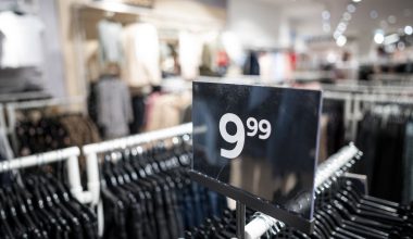 Γιατί οι τιμές σε καταστήματα και σούπερ μάρκετ τελειώνουν σε 0,99€ – Η ψυχολογία πίσω από το κόλπο