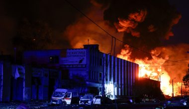 Ουκρανία: Τρεις νεκροί από ρωσικό πλήγμα σε αποθήκη στο Πρίλουκι