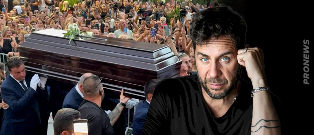 Γιώργος Μαζωνάκης: Η συγκλονιστική στιγμή που μπαίνει το φέρετρό του στην εκκλησία – Δείτε βίντεο
