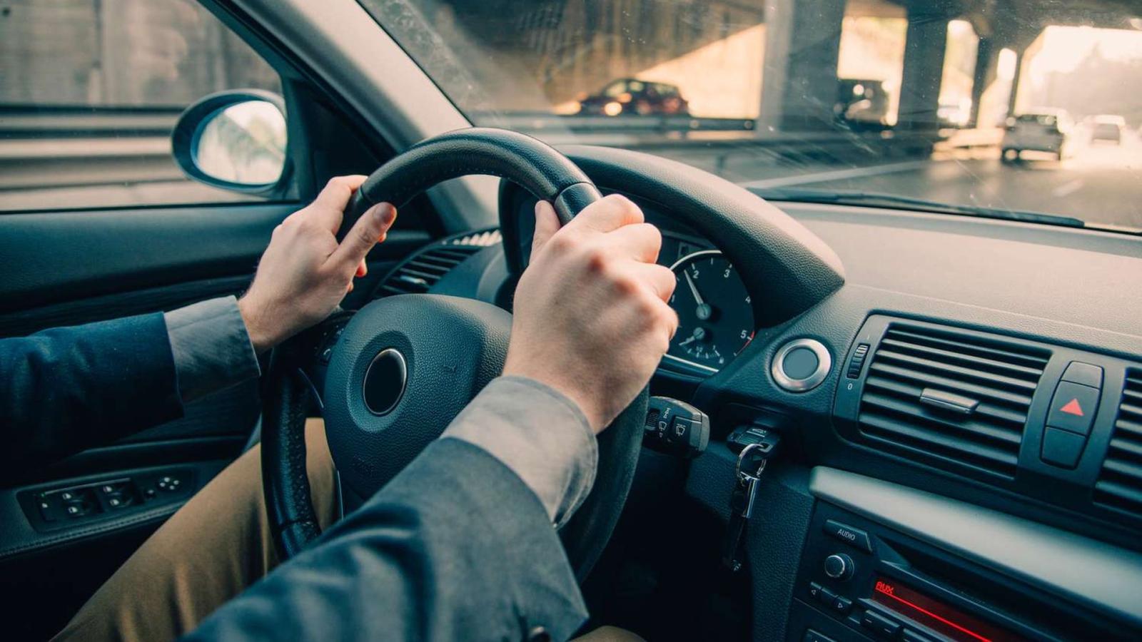 Αυτοί είναι όλοι οι λόγοι που το τιμόνι μπορεί να τρέμει σε συγκεκριμένες ταχύτητες