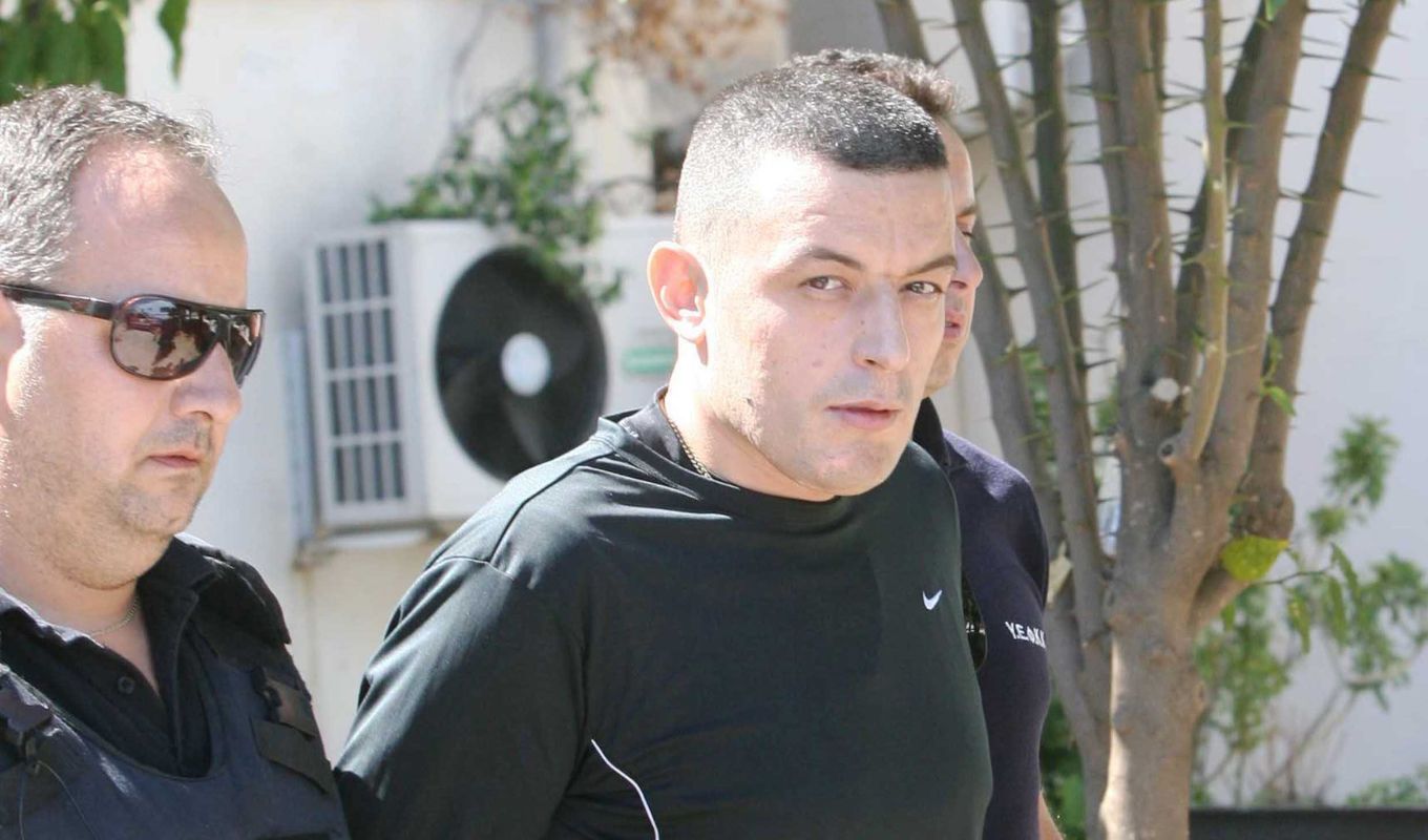 Ανάβυσσος: Δύο συλλήψεις για τους πυροβολισμούς έξω από μπαρ – Ανθρωποκυνηγητό για τον εντοπισμό του Αλκέτ Ριζάι