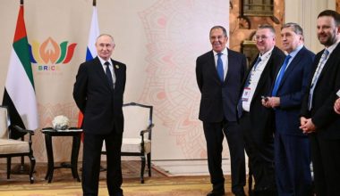 Σύνοδος BRICS: Η στιγμή που Ινδοί αξιωματούχοι τρώνε ξηρούς καρπούς την ώρα που μιλούν Β.Πούτιν και Μ.Πεζεσκιάν