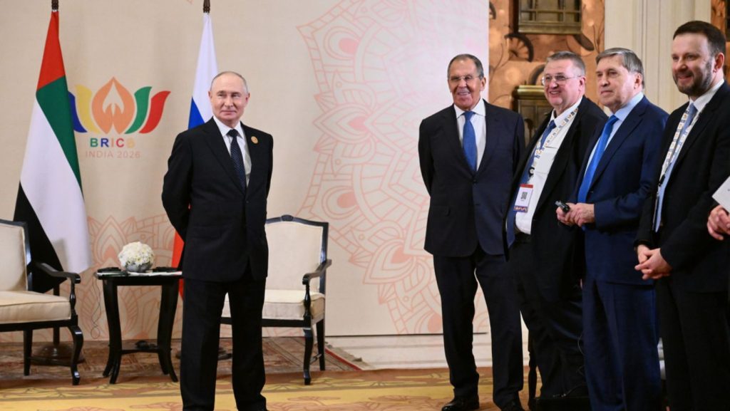 Σύνοδος BRICS: Η στιγμή που Ινδοί αξιωματούχοι τρώνε ξηρούς καρπούς την ώρα που μιλούν Β.Πούτιν και Μ.Πεζεσκιάν