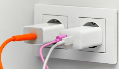 Έχετε αναρωτηθεί; – Να τι συμβαίνει όταν αφήνουμε τον φορτιστή στην πρίζα όλη μέρα