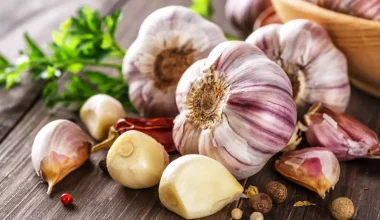 Σκόρδο: Γιατί πρέπει να το κόβετε και να περιμένετε 10 λεπτά πριν το μαγείρεμα