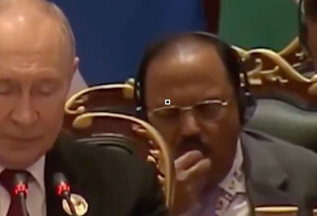 BRICS: Ινδός αξιωματούχος έτρωγε φιστίκια την ώρα της συνόδου -Έγλειφε τα δάχτυλά του (βίντεο)