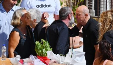 Γ.Μαζωνάκης: Βαρύ το κλίμα στον Ιερό Ναό της Αγίας Τριάδας στη Νίκαια – Συντετριμμένη η οικογένειά του (φωτο)
