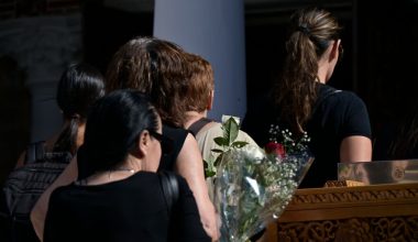 Γ.Μαζωνάκης: Πλήθος κόσμου στον ναό της Αγίας Τριάδας στη Νίκαια για το τελευταίο «αντίο» στον τραγουδιστή