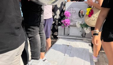 Κηδεία Γιώργου Μαζωνάκη: Πατούν πάνω στους τάφους για μια φωτογραφία