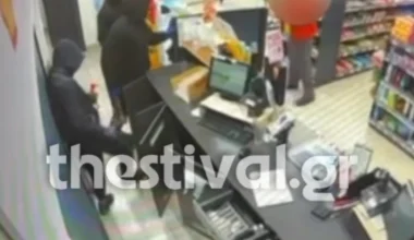 Βίντεο ντοκουμέντο: Η στιγμή που ληστές εισβάλουν με τσεκούρι και λοστό σε βενζινάδικο στη Θεσσαλονίκη