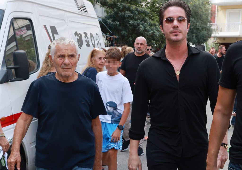 «Νιώθω κάποιες ενοχές» – Η εξομολόγηση του Ν.Οικονομόπουλου στο τελευταίο «αντίο» στον Γ.Μαζωνάκη (βίντεο)
