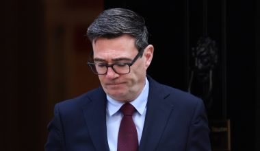 Δύσκολες ώρες για τον Άντι Μπέρναμ: Πέθανε ο πατέρας του Βρετανού πρωθυπουργού – Έπασχε από Αλτσχάιμερ