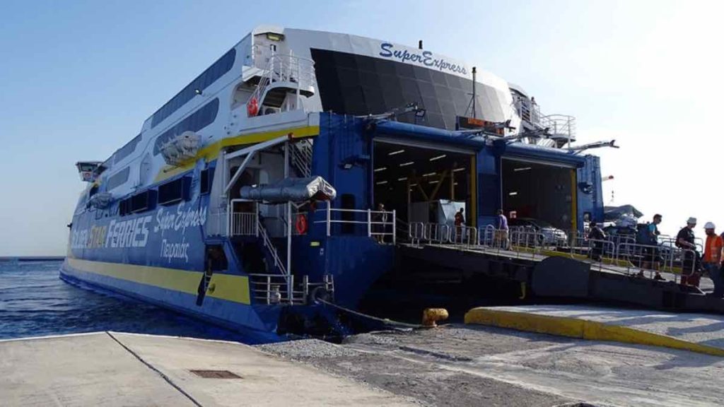 Ραφήνα: Το «Super Express» χτύπησε στον προβλήτα – Σώοι και οι 627 επιβάτες