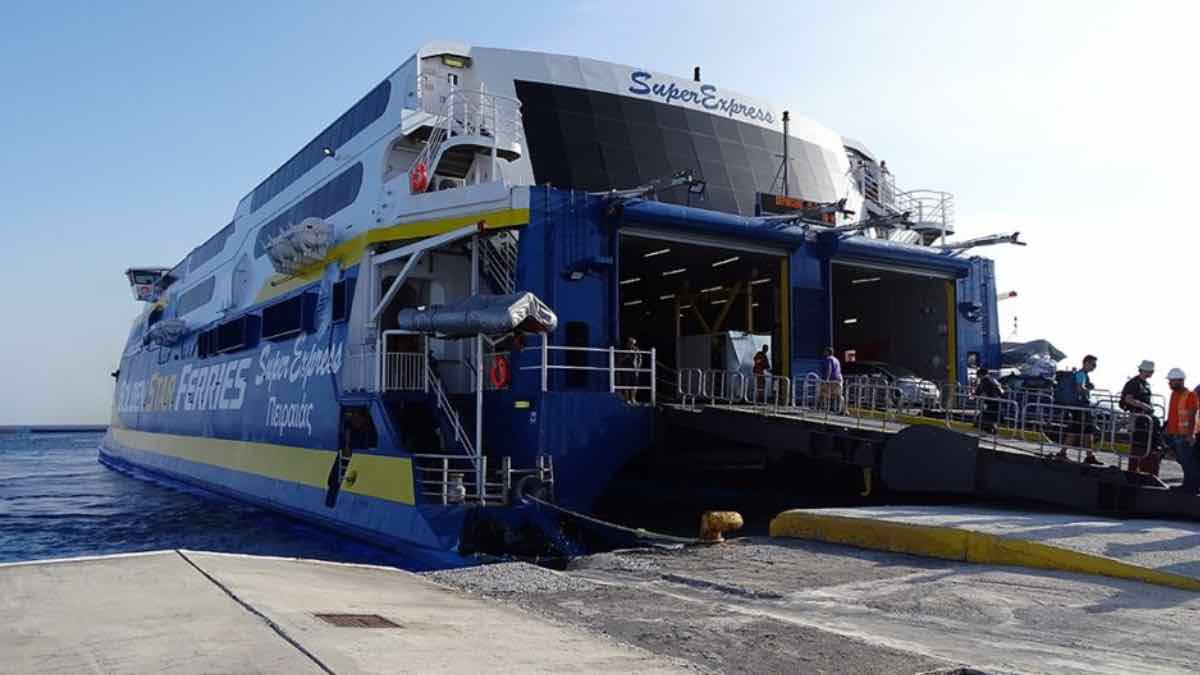 Ραφήνα: Το «Super Express» χτύπησε στον προβλήτα – Σώοι και οι 627 επιβάτες
