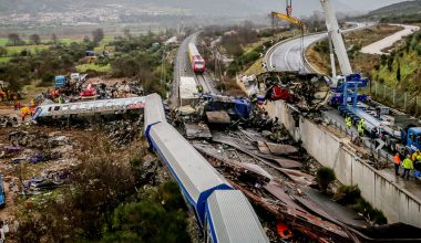 «Έβλεπα την αμαξοστοιχία σαν να μπαίνει σε στεφάνι φωτιάς» – Κατάθεση επιζήσασας στη δίκη για το έγκλημα στα Τέμπη