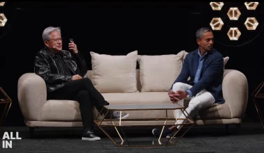 Η στιγμή που ο Τραμπ τηλεφωνεί  στον CEO της Nvidia: «Απάτη ότι η AI θα καταλάβει τον κόσμο»