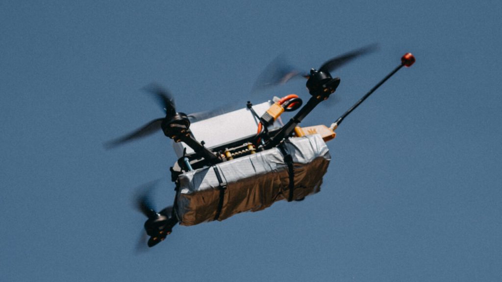 Ζαπορίζια: Η στιγμή που γυναίκα πλησιάζει FPV drone και το «αφοπλίζει» μέσα σε ελάχιστα δευτερόλεπτα! (βίντεο)