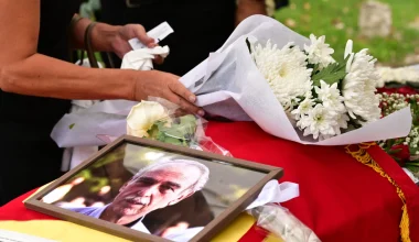 Σ.Χαλβατζής: Συγκίνηση στο τελευταίο «αντίο» στο ιστορικό στέλεχος του ΚΚΕ
