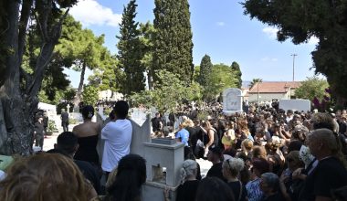 Γ.Μαζωνάκης: Μακάβριο ατύχημα στο Γ’ Νεκροταφείο – Υποχώρησε τάφος και άνθρωποι έπεσαν μέσα (βίντεο)