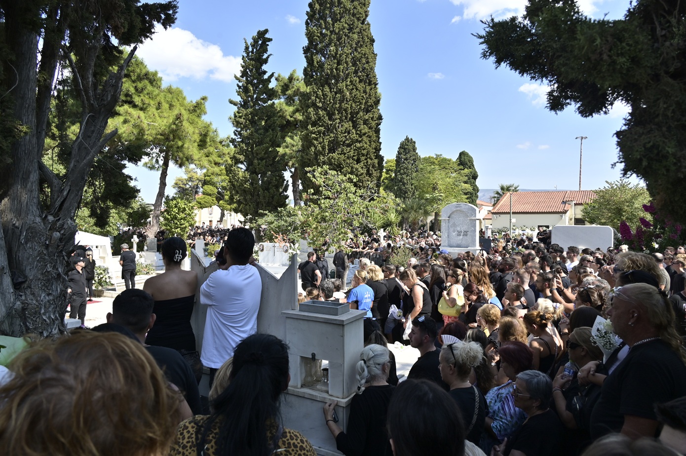 Γ.Μαζωνάκης: Μακάβριο ατύχημα στο Γ’ Νεκροταφείο – Υποχώρησε τάφος και άνθρωποι έπεσαν μέσα (βίντεο)