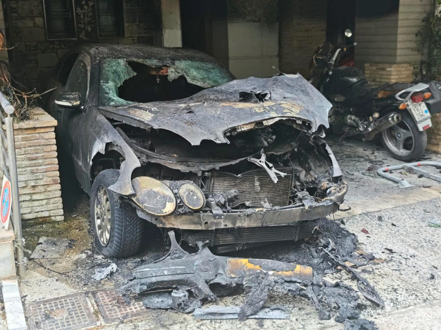 Εμπρηστική επίθεση σε πιλοτή πολυκατοικίας στου Ζωγράφου: Κάηκε το αυτοκίνητο του αντιδημάρχου