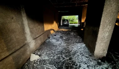 Φωτιά σε πυλωτή πολυκατοικίας στο Γαλάτσι – Δύο ένοικοι στο νοσοκομείο (φώτο-βίντεο)