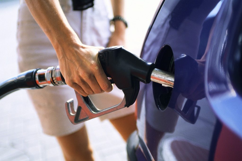 Καύσιμα: Ξεπερνά τα 100 ευρώ το γέμισμα του ρεζερβουάρ – Πόσο κοστίζουν βενζίνη, diesel και LPG