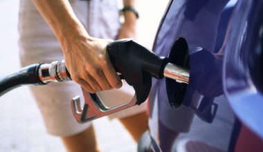 Καύσιμα: Ξεπερνά τα 100 ευρώ το γέμισμα του ρεζερβουάρ – Πόσο κοστίζουν βενζίνη, diesel και LPG