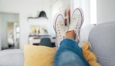 Βακτήρια κοπράνων και χρυσίζων σταφυλόκοκκος: Τι μεταφέρουμε στο σπίτι αν δεν βγάζουμε τα παπούτσια μας