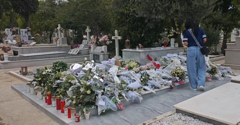 Δεκάδες θαυμαστές του Γιώργου Μαζωνάκη στο μνήμα του: Αφήνουν λουλούδια και παίζουν τραγούδια του