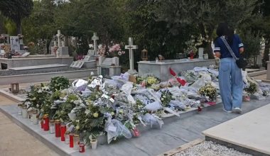 Δεκάδες θαυμαστές του Γιώργου Μαζωνάκη στο μνήμα του: Αφήνουν λουλούδια και παίζουν τραγούδια του