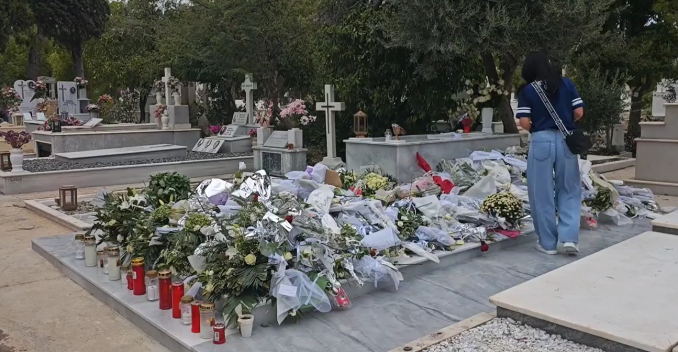 Δεκάδες θαυμαστές του Γιώργου Μαζωνάκη στο μνήμα του: Αφήνουν λουλούδια και παίζουν τραγούδια του