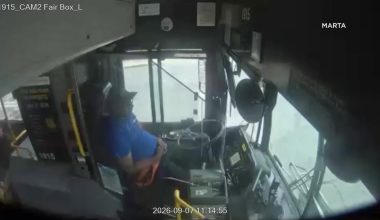 Βίντεο: Οδηγός αστικού λεωφορείου στις ΗΠΑ αποκοιμήθηκε στο τιμόνι και έπεσε πάνω σε δέντρα