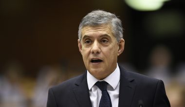 Ο Κ.Αγοραστός επιχείρησε να αντικρούσει το πόρισμα για το «μπάζωμα» στα Τέμπη με χαρτί γραμμένο από ΑΙ