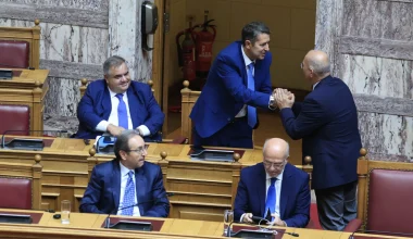 Επέστρεψε στη Βουλή ο Γιώργος Μυλωνάκης μετά την σοβαρή περιπέτεια της υγείας του