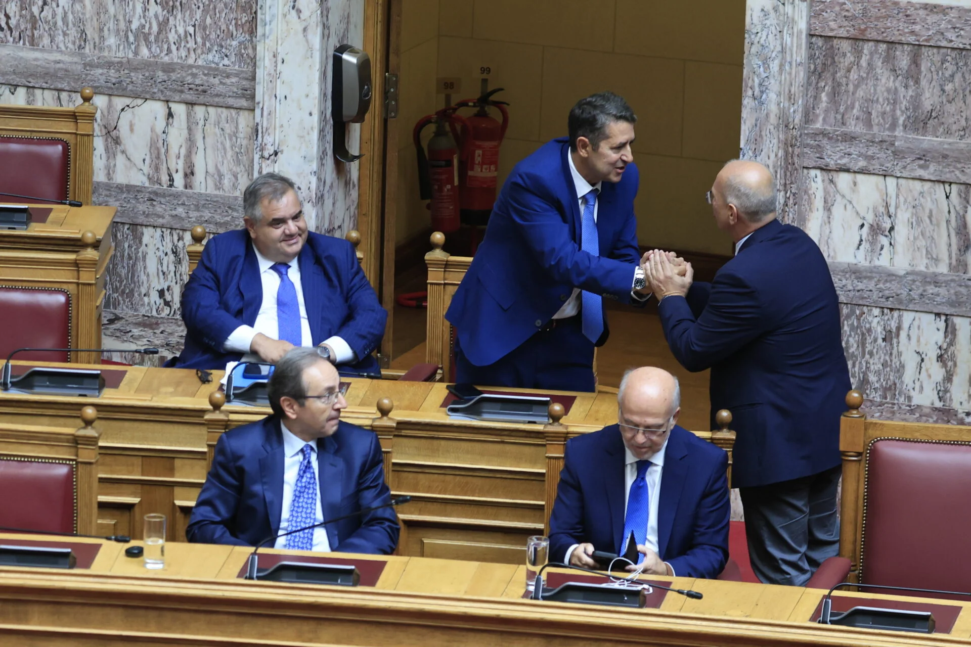 Επέστρεψε στη Βουλή ο Γιώργος Μυλωνάκης μετά την σοβαρή περιπέτεια της υγείας του