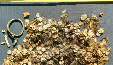 Βρήκε 4,5 κιλά ασήμι και χιλιάδες νομίσματα Βίκινγκ: Ο θησαυρός που έσπασε ρεκόρ 130 ετών (βίντεο)