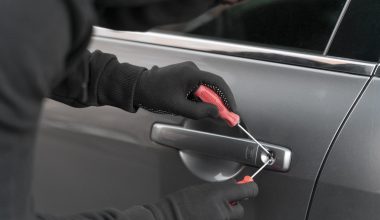 Βίντεο: Πακιστανός διανομέας φαγητού κλέβει… ανενόχλητος Smart στο Μενίδι
