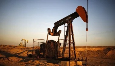 Πετρέλαιο: Στα 107,82 δολάρια το Brent – Νέα πίεση στις αγορές μετά το πλήγμα στον αγωγό της Σαουδικής Αραβίας