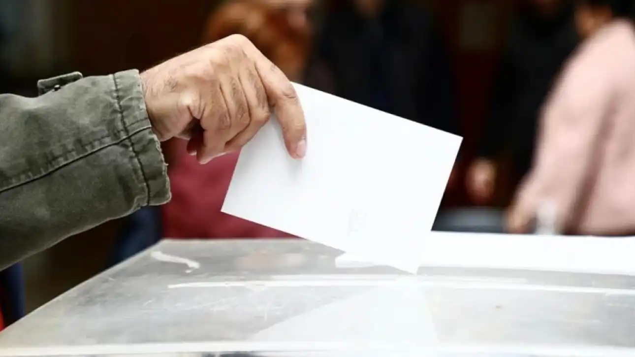 Opinion Poll: Στο 25,7% η ΝΔ στην πρόθεση ψήφου – Στο 11,5% η δυνητική ψήφος σε ένα κόμμα Σαμαρά