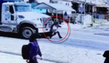 ΗΠΑ: Η στιγμή που φορτηγό παρασύρει κορίτσι και το εγκλωβίζει κάτω από τις ρόδες – Γλίτωσε με λίγες γρατζουνιές