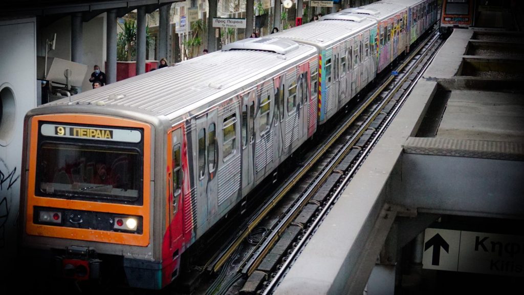 Κηφισιά: Χειροπέδες σε 20χρονο που παρίστανε τον αστυνομικό στον ΗΣΑΠ