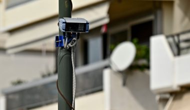 Η «άγνωστη» κάμερα στη Λεωφ.Μεσογείων που «κόβει» κλήσεις για ταχύτητα και παραβίαση κόκκινου